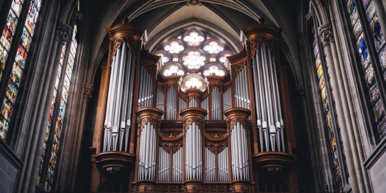 La Résurrection Musicale du Grand Orgue de Notre-Dame - Viral Mag Samedi un moment magique le réveil du grand orgue de Notre Dame par ses 4 organistes après une restauration minutieuse Découvrez la renaissance de ce joyau Viral Mag