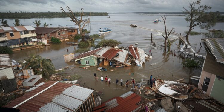 Le Cyclone Chido Frappe le Mozambique : Le Bilan S’Alourdit à 94 Morts - Viral Mag Le cyclone Chido a dévasté le Mozambique faisant 94 morts et 670 blessés Plus de 110 000 habitations détruites dans le pays en proie à une crise Viral Mag