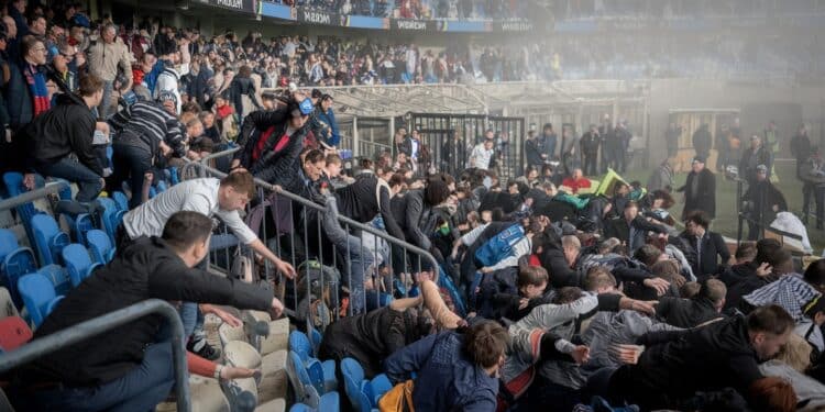 Le Premier ministre guinéen dénonce l’arbitrage et la mal-gouvernance suite à un drame au stade - Viral Mag La mauvaise gouvernance a été pointée du doigt par le Premier ministre guinéen à la suite de leffroyable bousculade qui a fait plus de 50 morts lors dun match de football dimanche Viral Mag