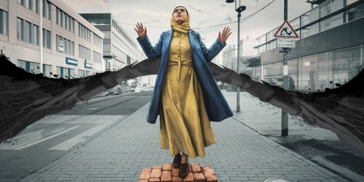 Le Président iranien émet des doutes sur la nouvelle loi durcissant les sanctions envers les femmes non voilées 2 ans après la mort de Mahsa Amini   Viral Mag