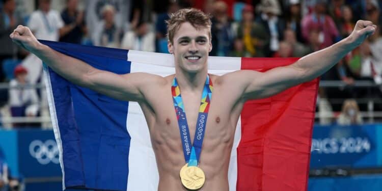 Léon Marchand, La Fierté De La Natation Française En 2024 - Viral Mag Léon Marchand nageur prodige a illuminé les Jeux Olympiques de Paris 2024 avec 4 médailles dor et des records olympiques à la clé Découvrez son incroyable parcours Viral Mag