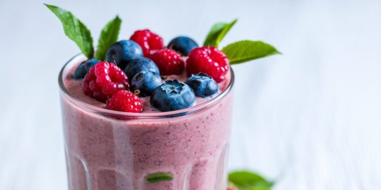 Les Bienfaits Insoupçonnés des Smoothies au Thé Vert et aux Baies - Viral Mag Découvrez comment les smoothies au thé vert et aux baies boostent votre santé grâce à leurs puissants antioxydants et nutriments anti inflammatoires Viral Mag