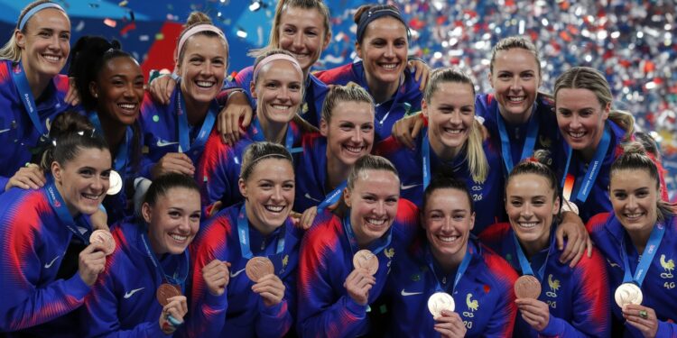Les Bleues Décrochent l’Euro de Handball : Une Médaille à Vie - Viral Mag Léquipe féminine française de handball a réalisé lexploit en décrochant la médaille dor à lEuro Découvrez leur parcours héroïque Viral Mag