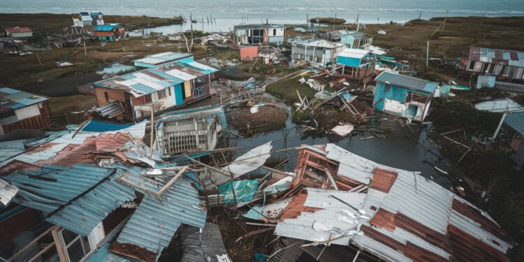 Les habitats précaires de Mayotte dévastés par le cyclone Chido - Viral Mag Le cyclone Chido a détruit de nombreux bidonvilles à Mayotte où vivent plus de 100 000 migrants clandestins dans des conditions précaires Un drame qui met en lumière les défaillances de la politique dimmigration Viral Mag