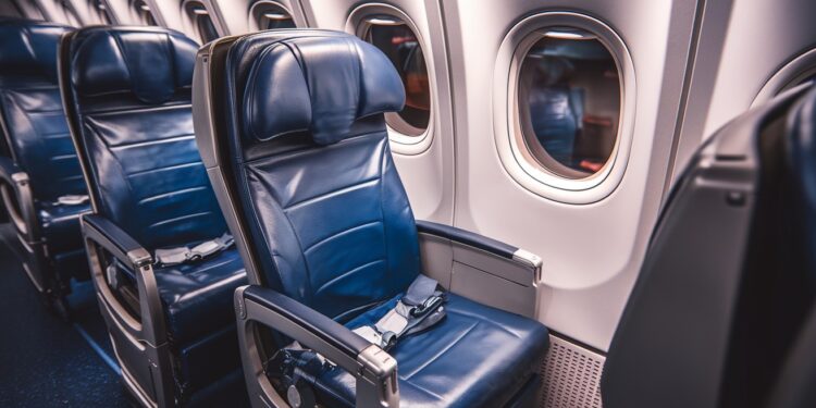L’Incroyable Voyage Clandestin D’une Russe Sur Un Vol New York-Paris - Viral Mag Une ressortissante russe de 57 ans a réussi à voyager clandestinement sur un vol New York Paris avant dêtre renvoyée depuis la France et arrêtée à son retour à laéroport JFK   Viral Mag