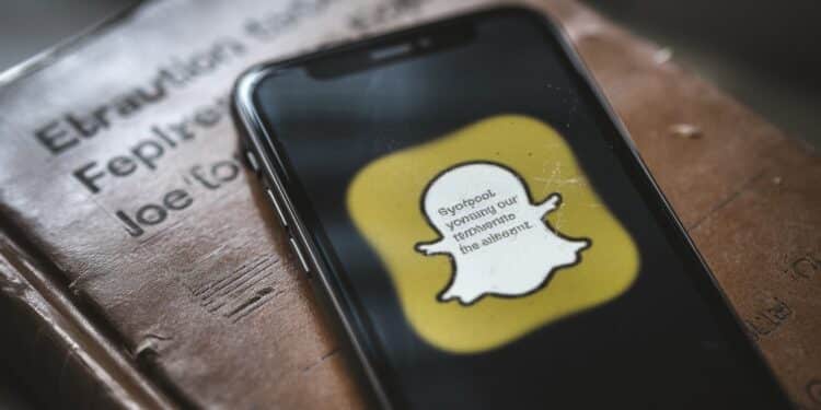 Lycéens Exclus à Marseille : Menaces de Mort sur Snapchat - Viral Mag Trois élèves dun lycée marseillais interdits daccès à leur établissement suite à des menaces de mort visant un professeur et son fils sur Snapchat Une enquête est en cours Viral Mag