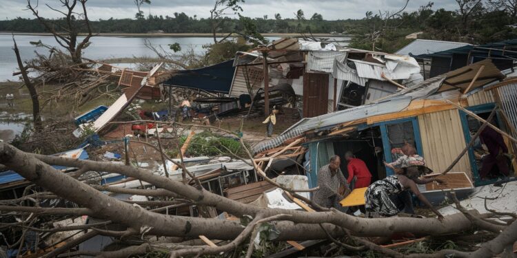 Mayotte dévastée par le cyclone Chido : Désolation et ruines - Viral Mag Un paysage apocalyptique sétend à perte de vue à Mayotte après le passage du cyclone Chido Un témoignage poignant de Pamandzi Viral Mag