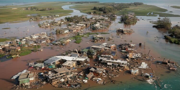 Mayotte en Détresse : Macron Promet de Rebâtir l’Archipel Dévasté - Viral Mag Après le passage dévastateur du cyclone Chido le président Macron sengage à reconstruire Mayotte avec une loi spéciale et un renforcement de la lutte contre limmigration clandestine Découvrez les mesures annoncées Viral Mag