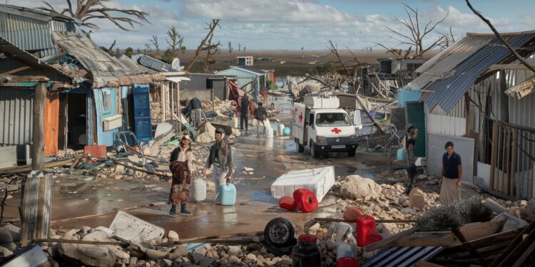 Mayotte en état d’urgence : décryptage de la crise post-cyclone - Viral Mag Mayotte à genoux après le passage du cyclone Chido Entre bidonvilles détruits pénuries deau et délectricité les autorités espèrent une loi durgence pour aider lîle à se reconstruire Viral Mag