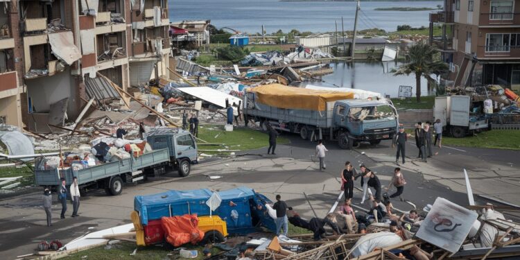 Deux semaines après le passage ravageur du cyclone Chido Mayotte peine à se relever Les secours affluent mais les pillages freinent la reconstruction   Viral Mag