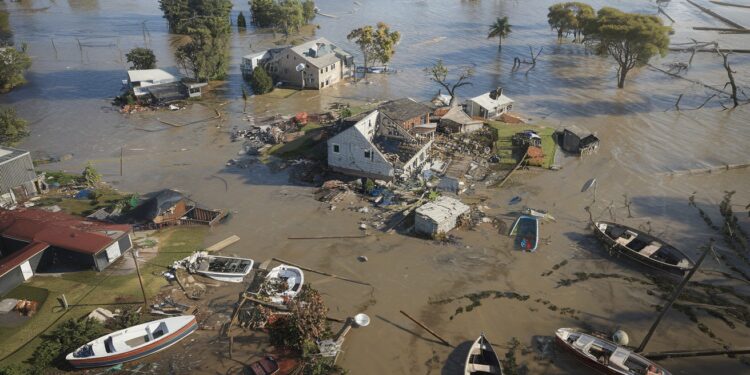 Mayotte Face à un Drame Sanitaire Après le Passage du Cyclone Chido - Viral Mag Près de 3 jours après le cyclone Chido Mayotte est sinistrée habitants privés deau électricité nourriture Le gouvernement sengage à aider Viral Mag