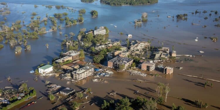 Après le passage dévastateur du cyclone Chido Mayotte peine à se relever Malgré les efforts dacheminement des vivres de nombreux habitants attendent encore une aide vitale Un point sur la situation critique de lîle   Viral Mag