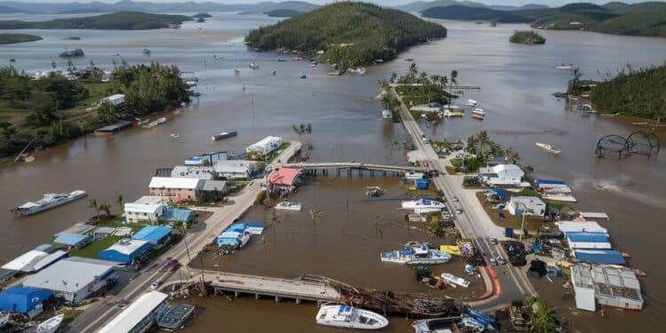 Mayotte : L’aide se fait attendre après le passage destructeur du cyclone Chido - Viral Mag Après le départ dEmmanuel Macron la situation reste critique à Mayotte La population sinistrée attend toujours de laide alors que la reconstruction sannonce longue et complexe Viral Mag
