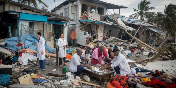 Mayotte : Un Hôpital de Campagne pour Soigner les Blessés des Bidonvilles - Viral Mag Après le passage dévastateur du cyclone Chido à Mayotte MSF déploie une clinique mobile et un hôpital de campagne pour secourir les habitants des quartiers informels les grands oubliés de la catastrophe Viral Mag