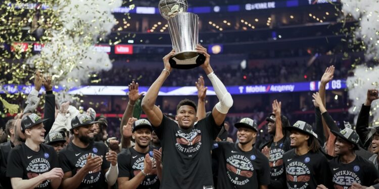 Milwaukee Bucks Sacrés Champions De La 2e NBA Cup à Las Vegas - Viral Mag Grâce à un Giannis Antetokounmpo éblouissant les Bucks remportent la NBA Cup face au Thunder Revivez les meilleurs moments de la finale Viral Mag