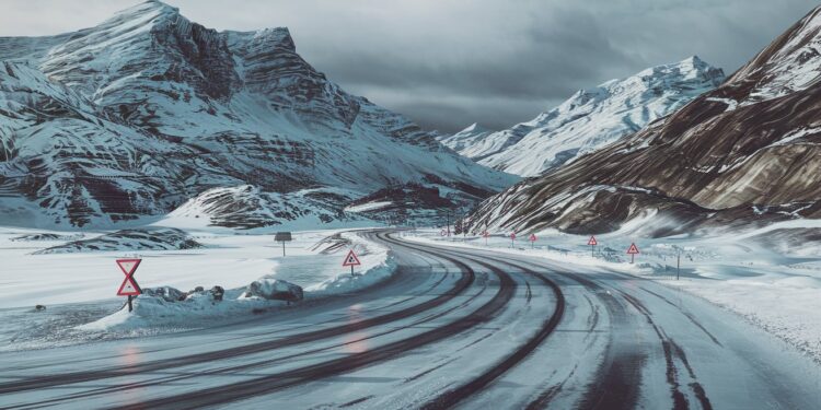 Alors que lhiver sinstalle la météo se dégrade dans plusieurs régions françaises Découvrez les zones à risque et les conseils pour rester en sécurité   Viral Mag