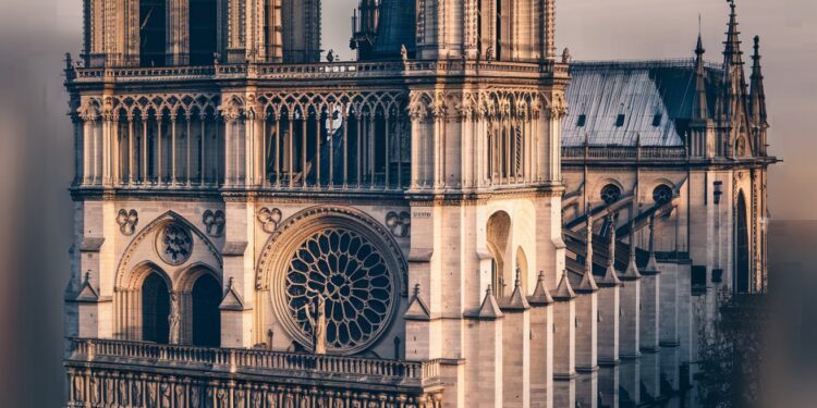 Notre-Dame de Paris : 2 Jours de Fête Pour Marquer une Fierté Nationale - Viral Mag Allocution dEmmanuel Macron rites religieux et concert les 2 jours de célébrations pour la réouverture de Notre Dame de Paris déclinent un moment symbolique et populaire Viral Mag