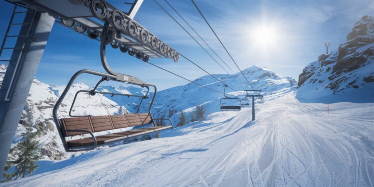 Deux stations des Alpes françaises paralysées par des pannes de télésièges mardi Pas moins de 240 skieurs bloqués dans le froid pendant des heures avant dêtre évacués sains et saufs Récit dune journée mouvementée sur les pistes   Viral Mag