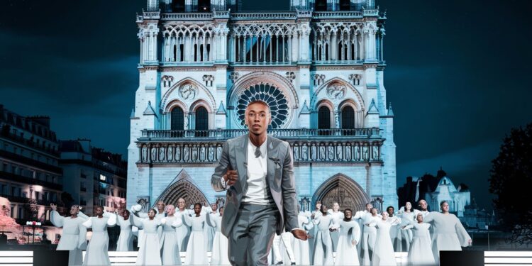 Pharrell Williams Illumine Notre-Dame avec un Concert Gospel Époustouflant - Viral Mag Pharrell Williams icône mondiale de la pop éblouit Paris lors dun concert gospel sur le parvis de Notre Dame célébrant la réouverture de la cathédrale   Viral Mag