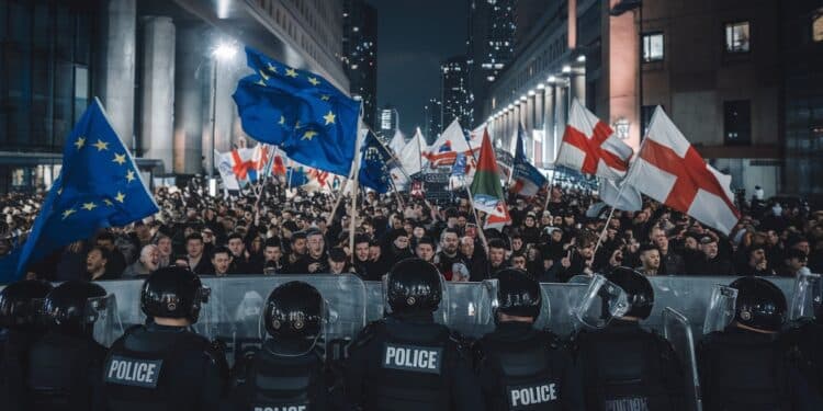 Quatrième nuit de manifestations en Géorgie : la tension monte - Viral Mag Les manifestations pro UE se poursuivent en Géorgie pour la quatrième nuit consécutive La police réprime les rassemblements alors que la tension monte Viral Mag