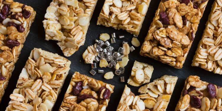 Rappel Massif de Barres de Céréales MadeGood pour Risque de Contamination Métallique - Viral Mag MadeGood procède à un rappel volontaire de 12 variétés de barres de céréales vendues dans le monde entier en raison dune potentielle contamination par des particules métalliques Vérifiez vos placards dès maintenant Viral Mag