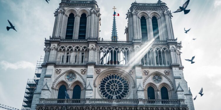 Réouverture de Notre-Dame de Paris : Un Monument à notre Histoire - Viral Mag Après 3 ans de travaux suite à lincendie dévastateur la cathédrale Notre Dame rouvre ses portes pour le plus grand bonheur des Parisiens et du monde entier   Viral Mag