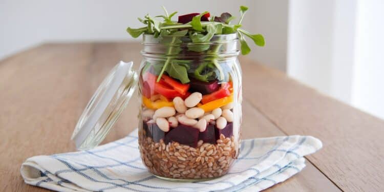 Découvrez notre délicieuse salade Mason jar anti inflammatoire au farro et haricots blancs Préparez vos déjeuners sains pour 4 jours    Viral Mag