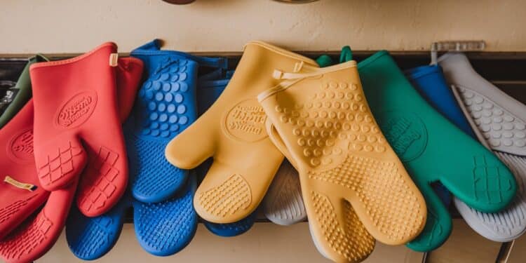 Les gants de cuisine en silicone révolutionnent notre façon de cuisiner Découvrez pourquoi ils sont devenus incontournables   Viral Mag