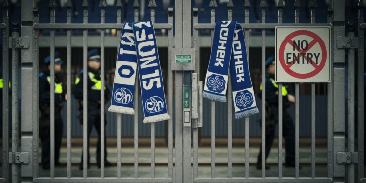 Supporters Marseillais Interdits à Saint-Étienne – Tensions Exacerbées - Viral Mag Nouveau rebondissement entre Marseille et Saint Étienne supporters de lOM bannis du déplacement à Geoffroy Guichard Décryptage dune rivalité qui senvenime Viral Mag