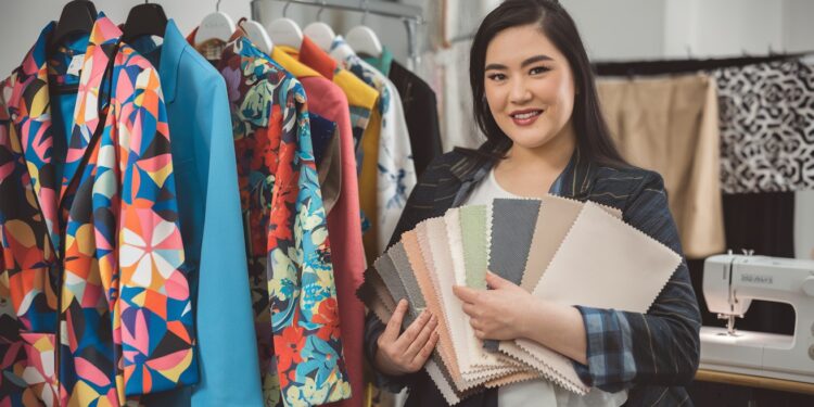 Une Influenceuse Chinoise Promeut l’Acceptation de Soi à Travers des Créations Grande Taille - Viral Mag Une styliste et influenceuse célèbre de Canton sefforce de briser les standards de beauté en Chine avec ses créations grande taille élégantes et colorées Viral Mag