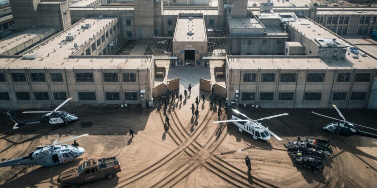 Vaste opération policière contre l’extorsion dans les prisons colombiennes - Viral Mag Une opération denvergure mobilisant 2000 policiers a été lancée dans 11 prisons de Colombie pour lutter contre les extorsions organisées par des détenus et des groupes criminels Découvrez les détails de cette intervention musclée   Viral Mag