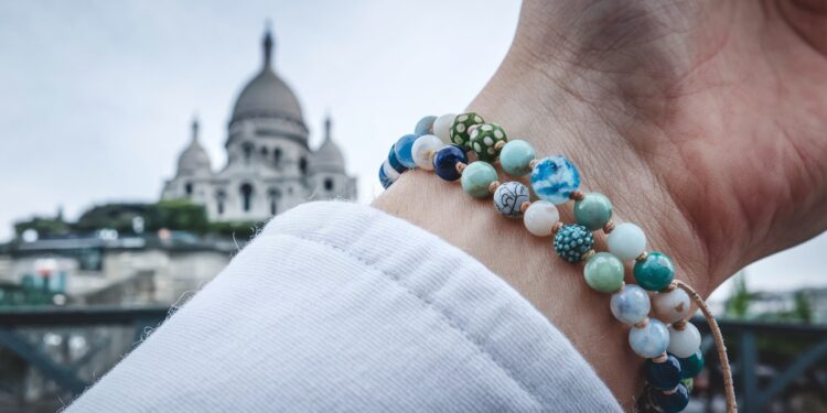 Attention aux arnaques à la « friendship bracelet » à Paris ! - Viral Mag Découvrez comment des arnaqueurs sévissent au pied du Sacré Cœur à Paris avec la technique du bracelet de lamitié Conseils pour éviter le piège   Viral Mag