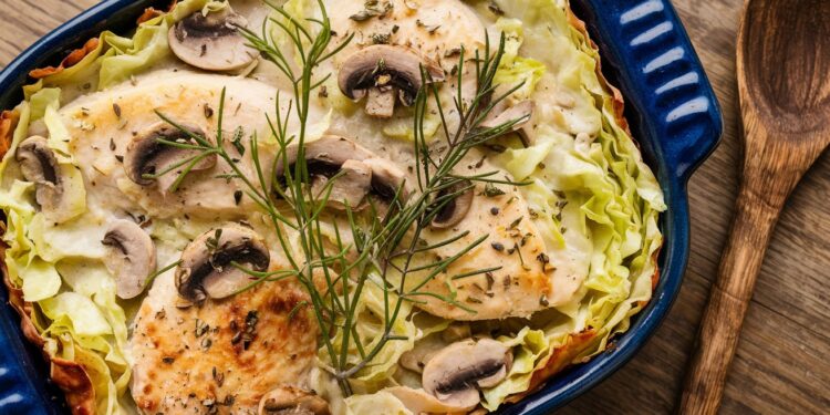 Casserole crémeuse de poulet, chou et champignons : Un délice hivernal - Viral Mag Découvrez notre recette réconfortante de casserole au poulet chou et champignons Riche en protéines et saveurs ce plat hivernal vous réchauffera    Viral Mag