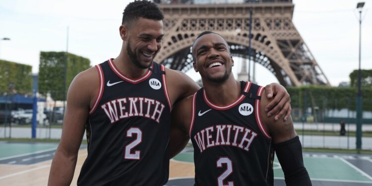 Chris Paul se moque gentiment de Wembanyama avant les NBA Paris Games - Viral Mag Chris Paul taquine son coéquipier Victor Wembanyama avant leur double confrontation avec Indiana à Paris Le meneur des Spurs veut profiter de cette expérience inédite   Viral Mag
