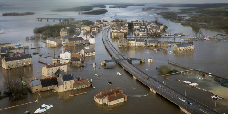 Crue historique en Bretagne : Des images aériennes saisissantes révèlent l’ampleur des dégâts - Viral Mag Découvrez les images chocs de lIlle et Vilaine vue du ciel alors que la région fait face à des inondations sans précédent Un phénomène météo qui risque de saggraver   Viral Mag