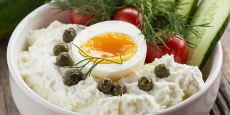 Découvrez le délicieux bol de fromage cottage riche en protéines - Viral Mag Boostez votre petit déjeuner avec notre recette de bol de fromage cottage protéiné Câpres aneth œuf mollet un festin savoureux et rassasiant pour bien démarrer la journée Viral Mag