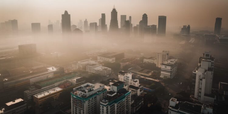 Écoles fermées à Bangkok suite à une pollution alarmante - Viral Mag Face à une pollution atmosphérique critique Bangkok a dû fermer 352 écoles ce vendredi Découvrez lampleur de cette crise environnementale   Viral Mag