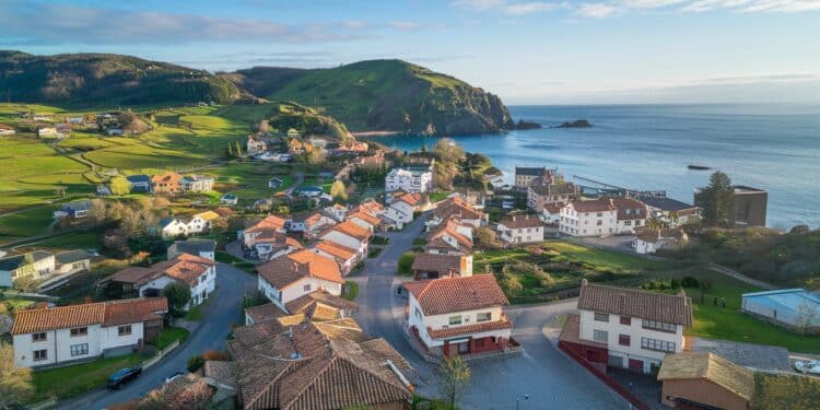 Entre patrimoine fascinant et nature époustouflante le Pays basque espagnol offre un dépaysement total à seulement quelques heures de la France Découvrez notre itinéraire de 5 jours pour explorer les joyaux de lEuskadi   Viral Mag