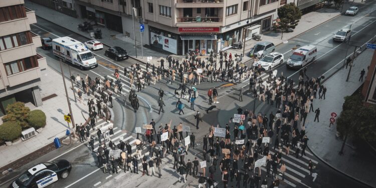 Étudiante Serbe Blessée Lors D’une Manifestation Contre Le Gouvernement - Viral Mag Une étudiante percutée par une voiture lors dune manifestation estudiantine à Belgrade Le conducteur arrêté soupçonné de tentative de meurtre   Viral Mag