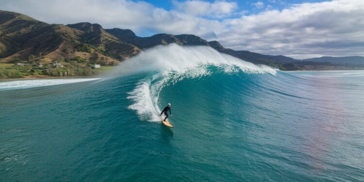 Justine Dupont, Surfeuse de l’Extrême, Repousse les Limites à Hawaï et en Californie - Viral Mag Justine Dupont surfeuse française de lextrême raconte son incroyable périple à la recherche des plus grosses vagues à Hawaï et en Californie Viral Mag