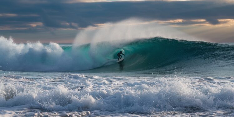 Le 11 fois champion du monde Kelly Slater fera son grand retour à Pipeline lundi pour louverture du circuit pro de surf 2025 à Hawaii   Viral Mag