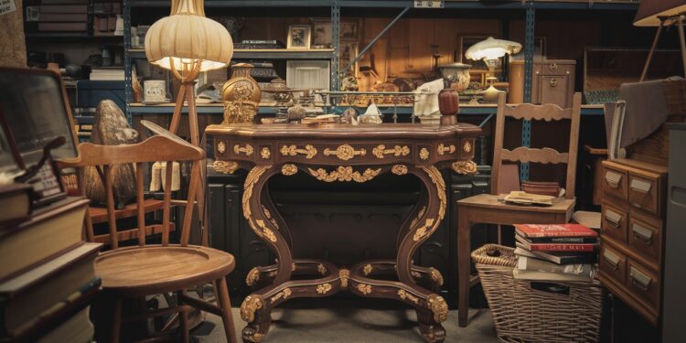 La Table Disparue Du Mobilier National Refait Surface Chez Emmaüs - Viral Mag Un collectionneur déniche une table du Mobilier national chez Emmaüs pour 30€ LÉtat réclame sa restitution Découvrez cette incroyable histoire Viral Mag