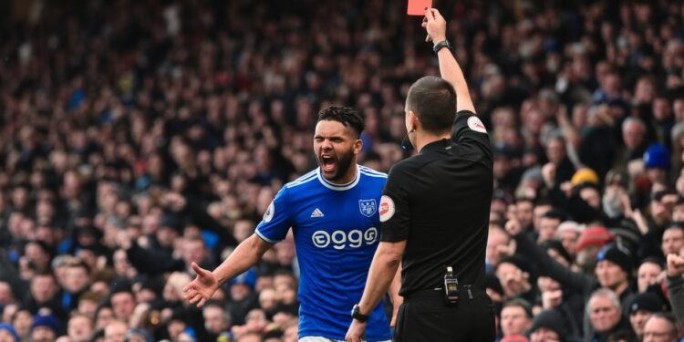 Medhi Benatia directeur sportif de lOM exprime sa colère contre larbitre Clément Turpin suite à son expulsion lors du match de Coupe de France face à Lille   Viral Mag