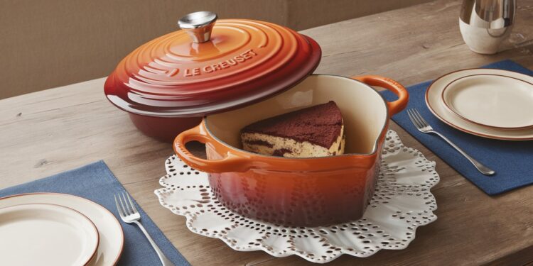 Le Creuset sort un cocotte en forme de cœur pour la Saint-Valentin - Viral Mag Le Creuset lance sa cocotte en fonte émaillée en forme de cœur juste à temps pour la Saint Valentin Disponible en 3 couleurs le cadeau parfait Viral Mag