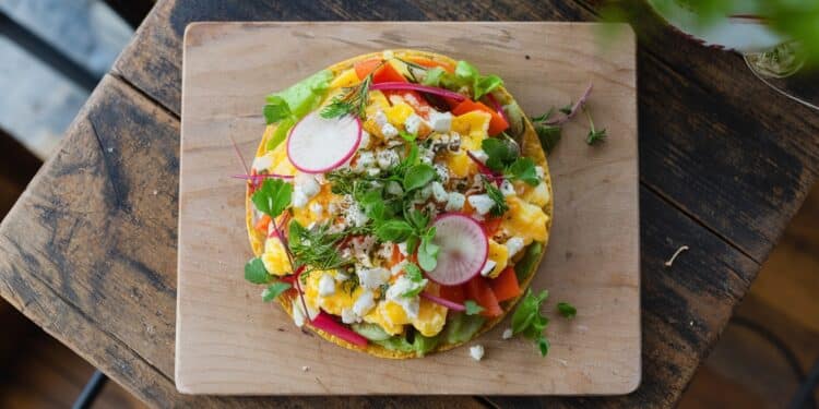 Découvrez la recette super rapide et healthy de tostadas aux œufs approuvée par Drew Barrymore Un petit déj riche en protéines en seulement 5 minutes    Viral Mag