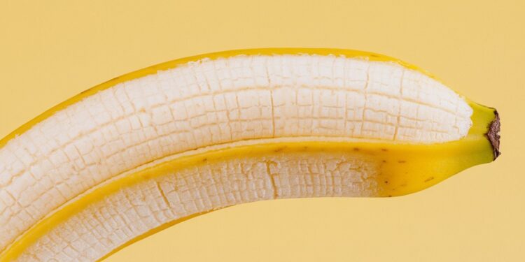 Les bananes : l’allié insoupçonné pour une pression artérielle saine - Viral Mag Découvrez le pouvoir des bananes pour maintenir une pression artérielle saine Riches en potassium et en fibres elles contribuent à réguler la tension Viral Mag