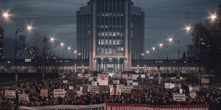 Manifestation à Belgrade : Les Serbes réclament l’impartialité des médias - Viral Mag Des milliers de Serbes ont manifesté à Belgrade pour exiger une information objective de la part de la télévision nationale Retour sur cet événement marquant   Viral Mag