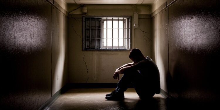 Ouganda : L’Opposant Kizza Besigye Placé En Isolement Carcéral - Viral Mag En Ouganda lopposant historique Kizza Besigye est placé à lisolement lors de son procès devant une cour martiale Son parti dénonce un traitement inhumain dans des conditions carcérales extrêmes Viral Mag