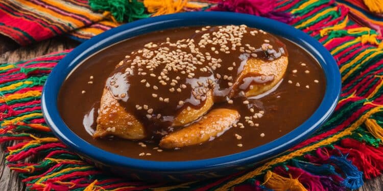 Poulet au Mole : Une Explosion de Saveurs Mexicaines - Viral Mag Découvrez la recette du poulet au mole un classique de la cuisine mexicaine alliant des saveurs riches et complexes Apprenez à préparer ce plat savoureux chez vous    Viral Mag