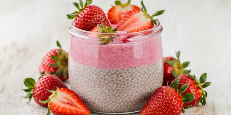 Pudding Chia aux Fraises : Le Délice Anti-Inflammatoire - Viral Mag Découvrez la recette du pudding chia aux fraises un petit déjeuner sain et anti inflammatoire Facile à préparer et riche en fibres et antioxydants    Viral Mag